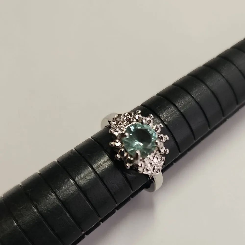 Womens Ring Size 7 - Picture 4 of 4